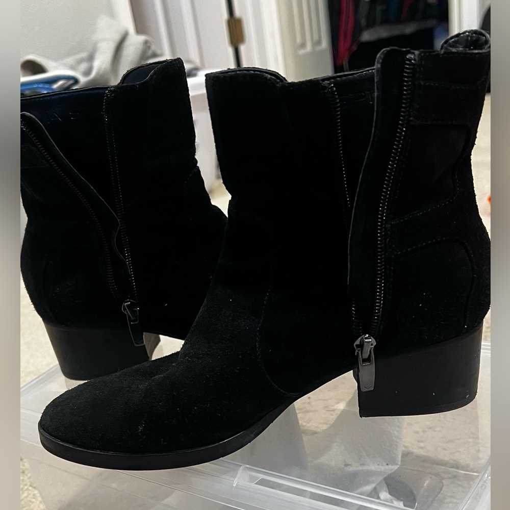 Black suede ankle. Boots Via Siage